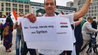 أبناء جاليتنا في ألمانيا وطلبتنا ينظمون وقفة أمام السفارة الأمريكية في برلين احتجاجاً على ما يسمى قانون قيصر