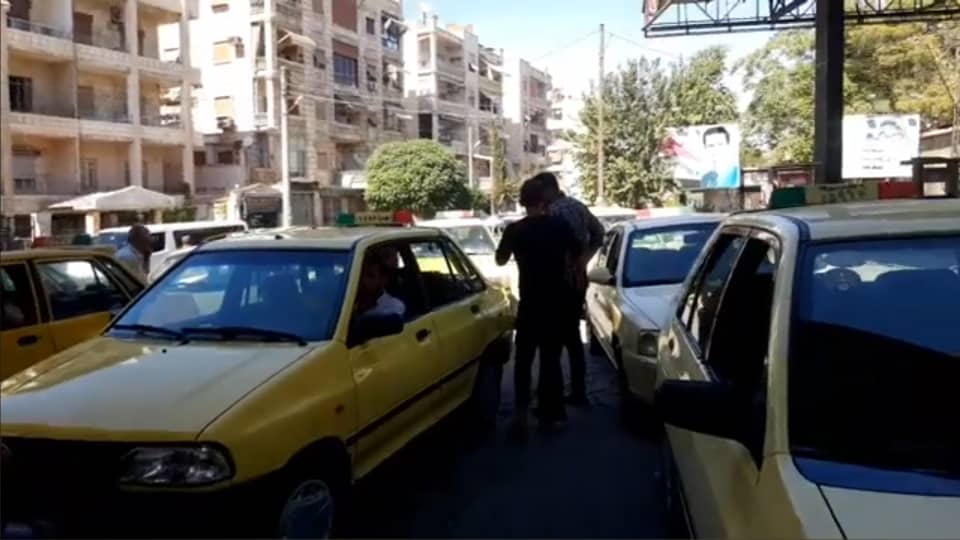 أزمة البنزين تتزايد بطوابير السيارات ضمن أحياء مدينة حلب مع اقتراب دوام طلاب المدارس 