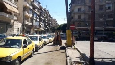 أزمة البنزين تتزايد بطوابير السيارات ضمن أحياء مدينة حلب مع اقتراب دوام طلاب المدارس