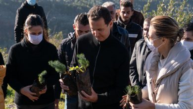 الرئيس الأسد والسيدة أسماء الأسد يشاركان الفرق التطوعية من طلبة سورية في تشجير منطقة حرش التفاحة بريف الدريكيش