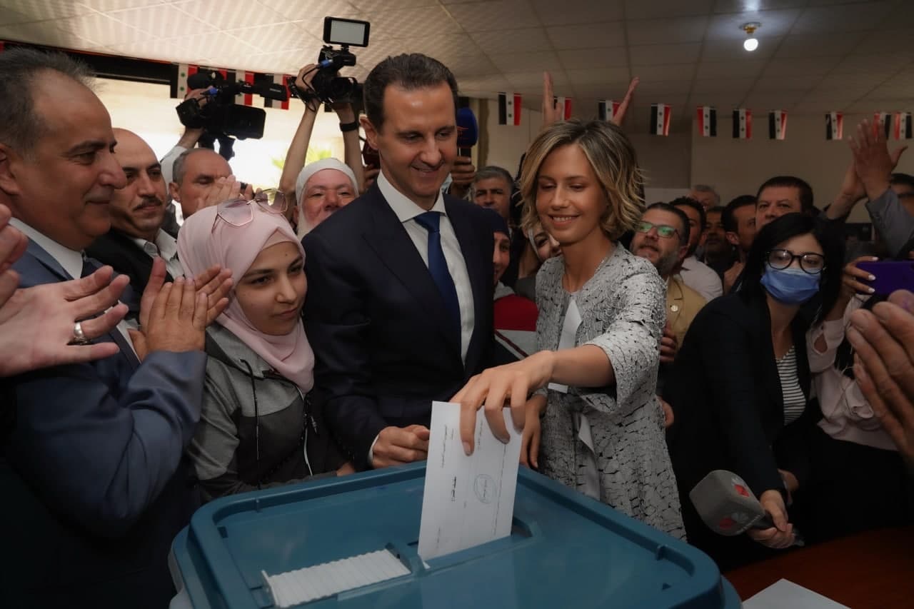 الدكتور بشار الأسد والسيدة عقيلته يدليان بصوتيهما في الانتخابات بمدينة دوما بريف دمشق
