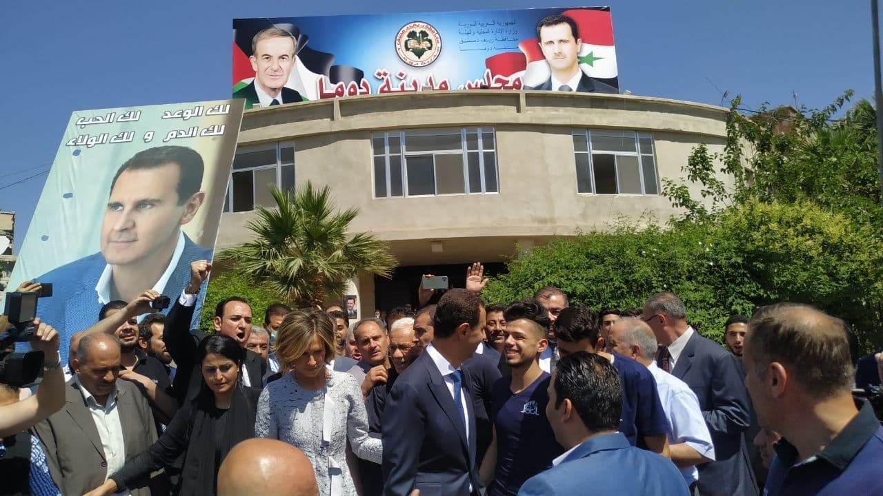 الدكتور بشار الأسد والسيدة عقيلته يدليان بصوتيهما في الانتخابات بمدينة دوما بريف دمشق