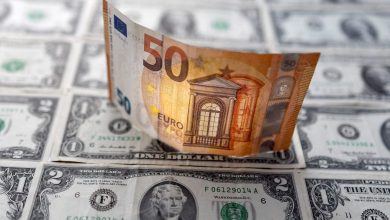 اليورو يتراجع لأدنى مستوى أمام الدولار في عقدين