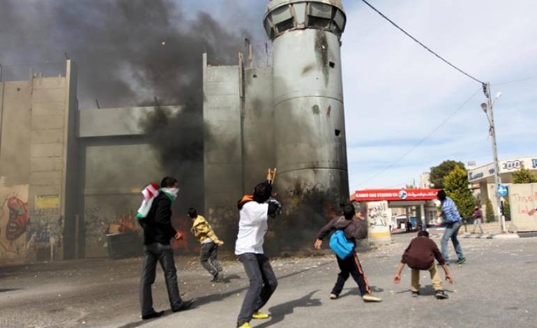 شاب فلسطيني يشعل النار في برج عسكري للاحتلال الإسرائيلي في الضفة الغربية و إصابة 7 من جنود الاحتلال