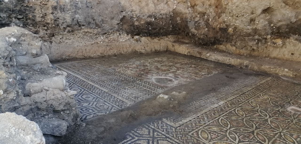 اكتشاف لوحة فسيفساء أثرية نادرة في مدينة الرستن