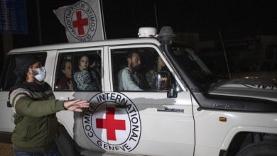 سيارة من الصليب الأحمر الدولي تحمل المحتجزين الإسرائيليين تعبر إلى مصر من قطاع غزة